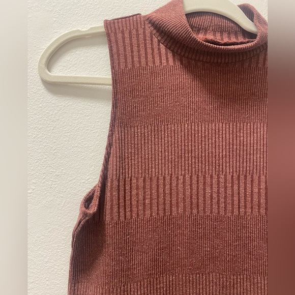 American Eagle Size L High Neck Ribbed Sleeveless Plum Top - Picture 3 of 4